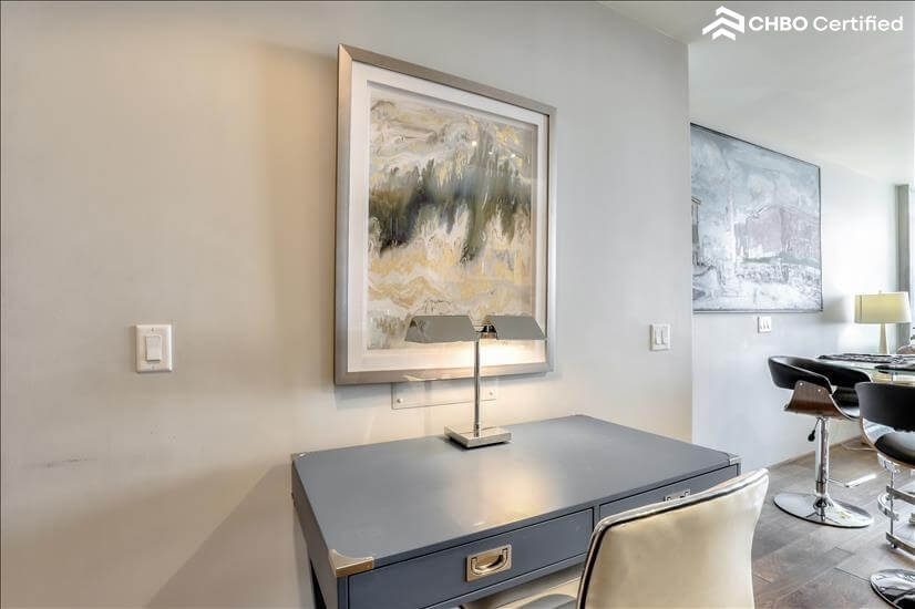 Beautifully Appointed 1 Bdm Condo 9th fl