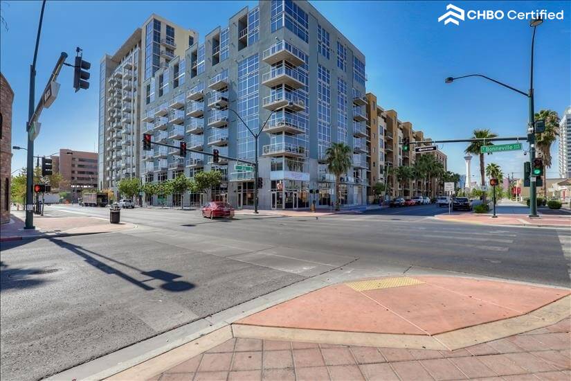 Beautifully Appointed 1 Bdm Condo 9th fl