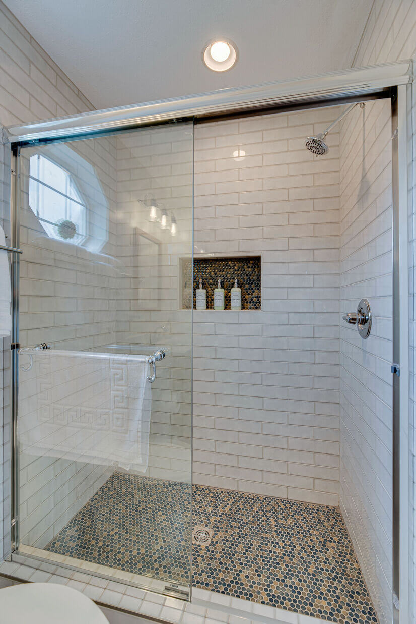 Roomy Shower w/endless hot water