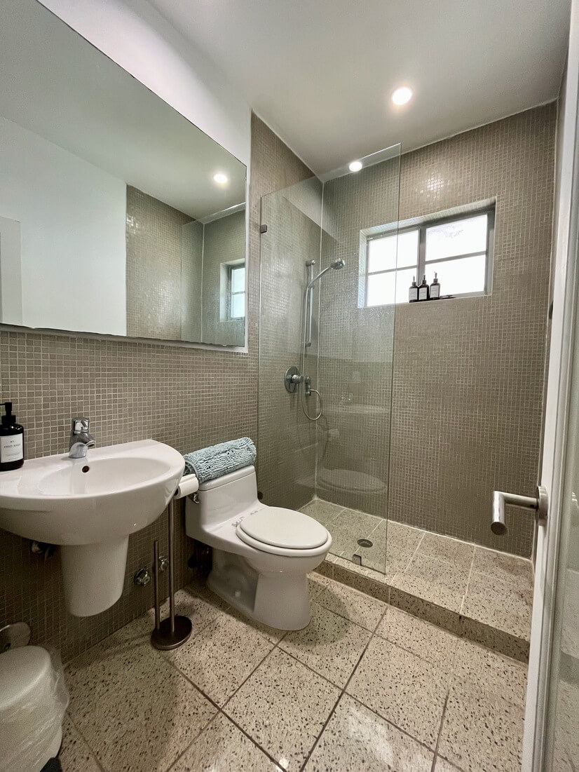 Large Stylish Modern Bathroom w/Shower