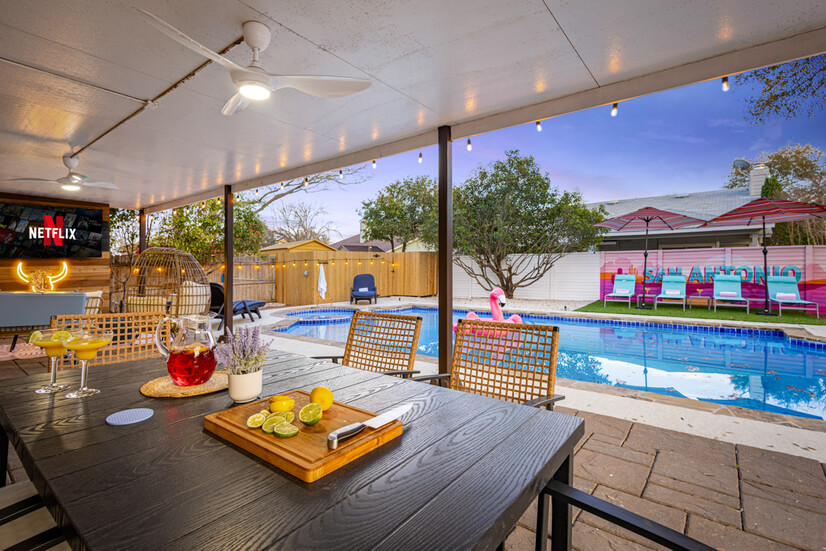 Luxury 4BR w/ Pool, Spa & Yard 