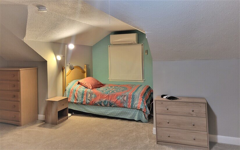 2 dressers, 2 nightstands + separate AC//Heat