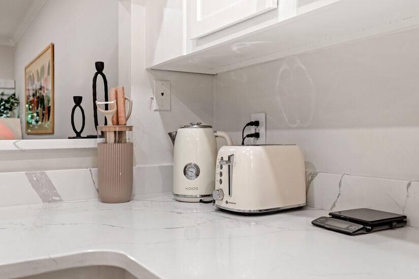 Kitchen kettle and toaster