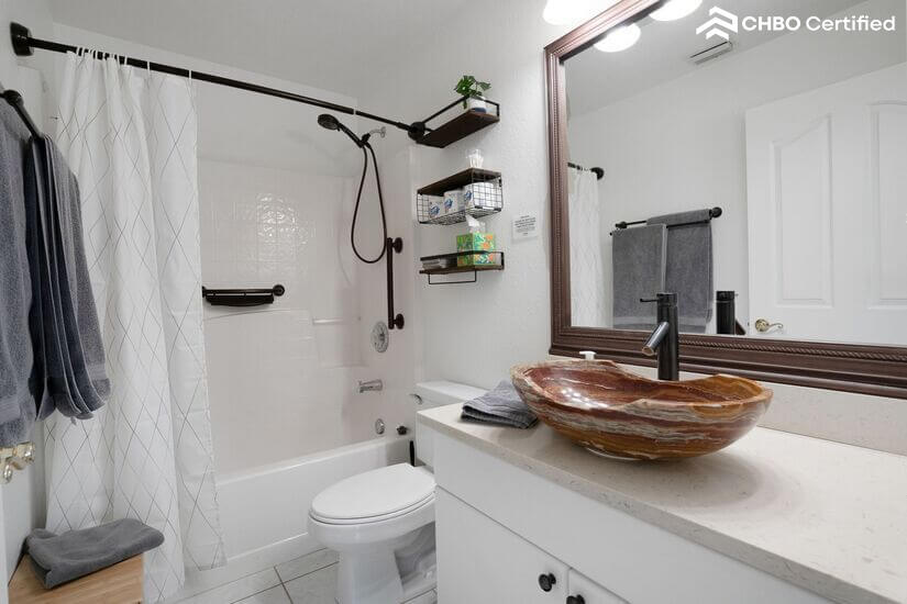 Main bath with tub/shower