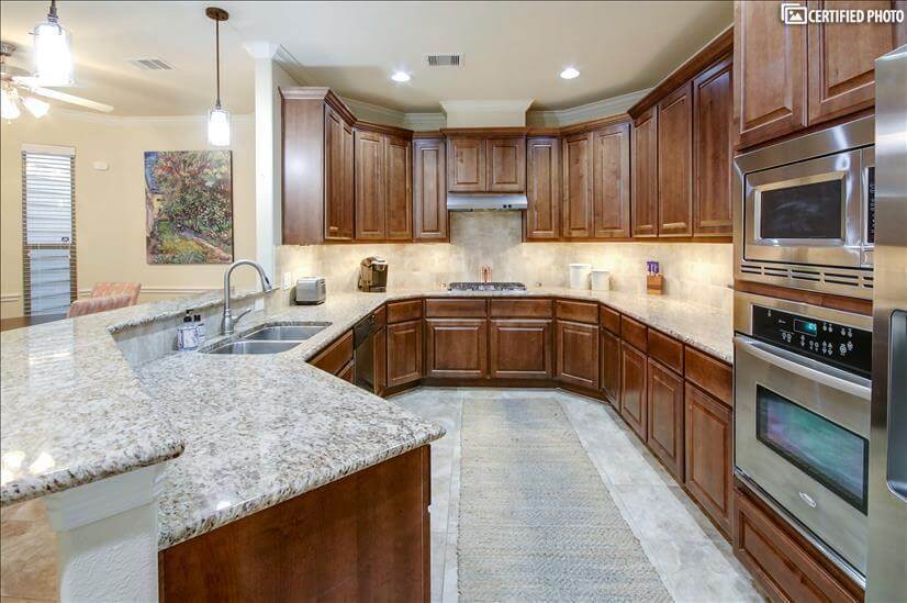 Fully equipped kitchen w/ granite countertops