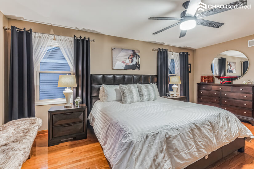 Master Bedroom w King Tempur-Pedic Bed