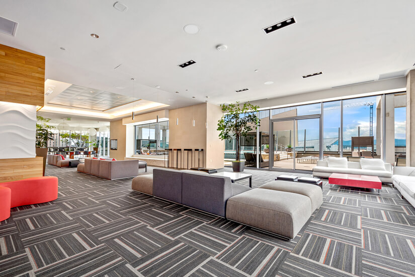 39th Floor Spire 1 bedroom with Sky Club