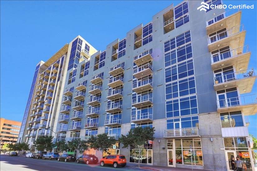 Beautifully Appointed 1 Bdm Condo 9th fl