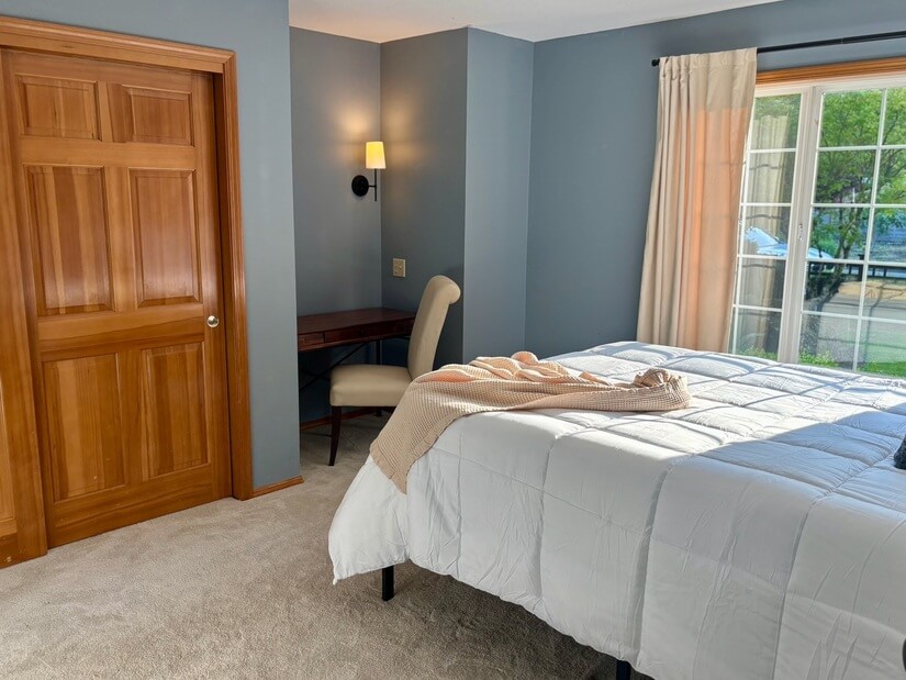 Bedroom #4 desk area.