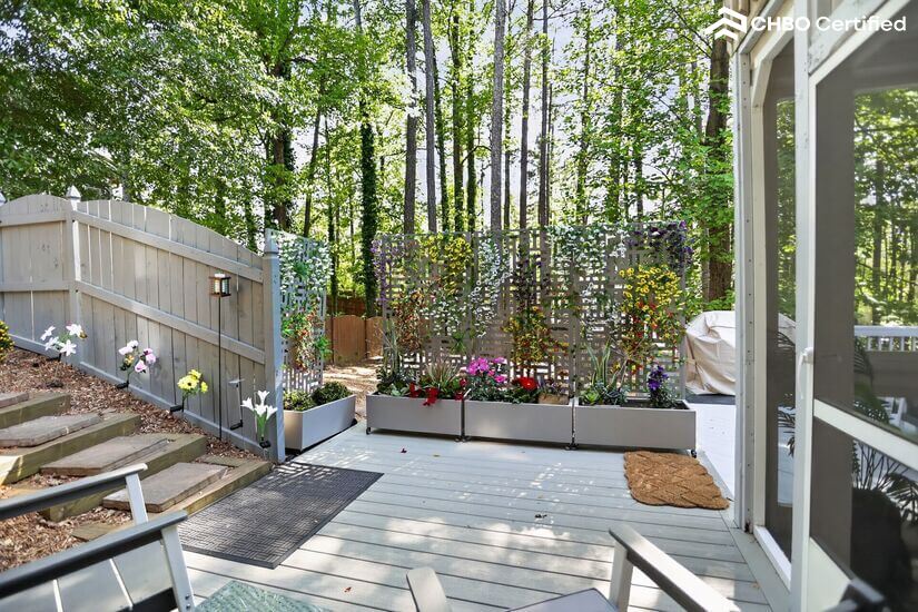 Planter boxes that give color to your day and light at night