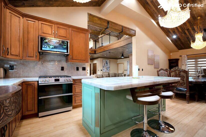 Spacious Cabin with Mountain View