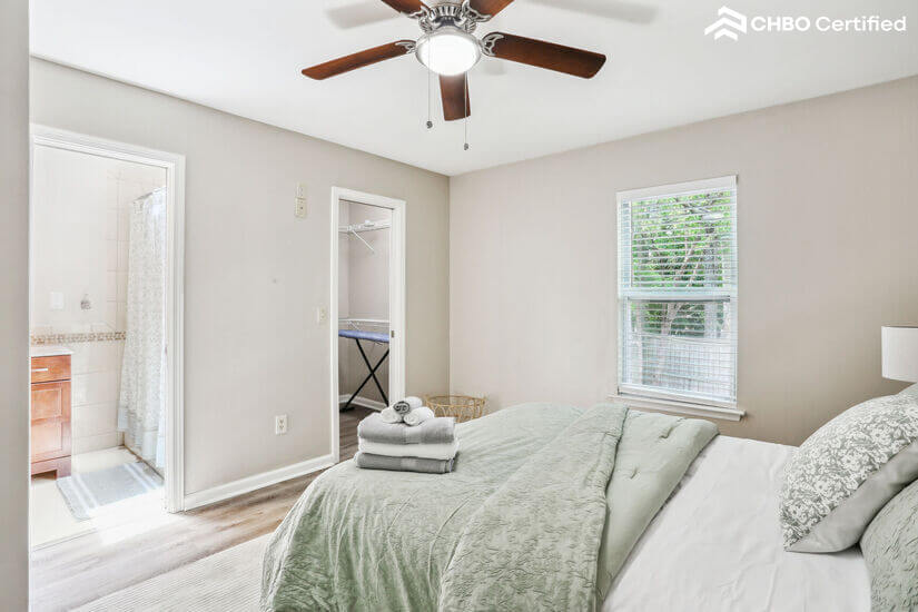 Queen room facing bathroom
