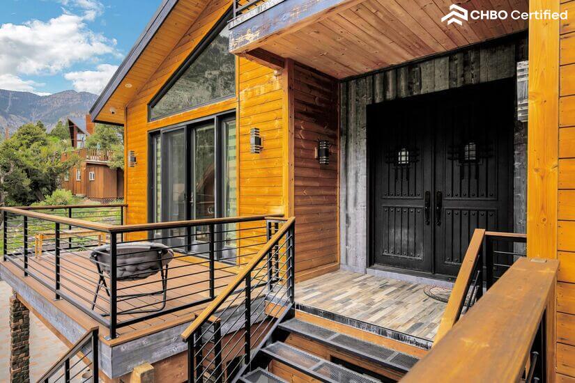 Spacious Cabin with Mountain View