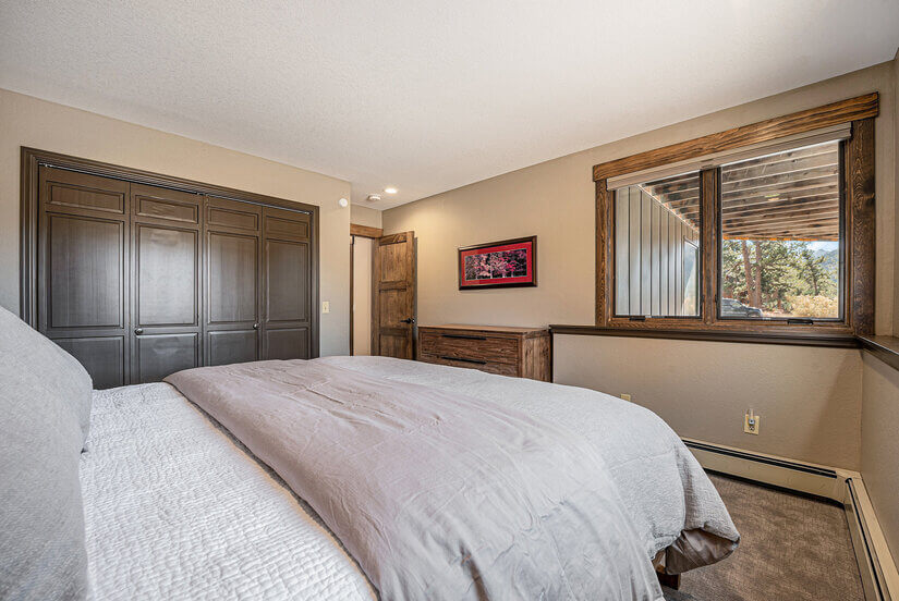 Downstairs bed room with king size bed