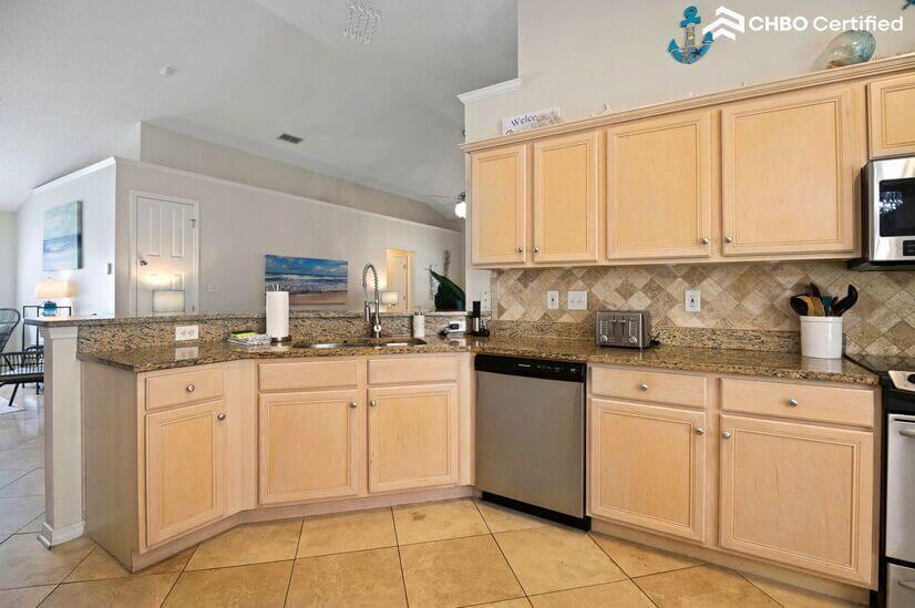 Open space and fully equipped kitchen