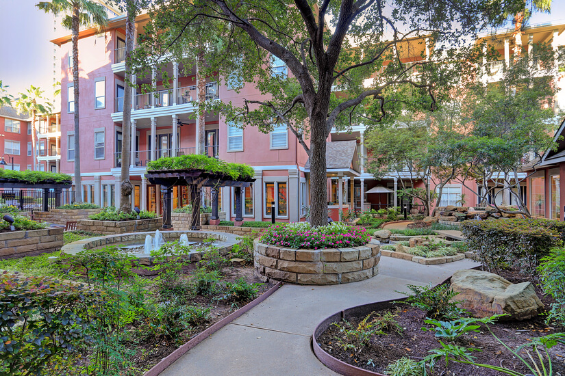 Galleria / Uptown Mid-Rise 1x1 w/Study