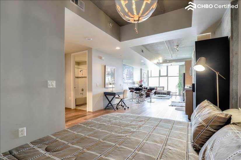 Beautifully Appointed 1 Bdm Condo 9th fl