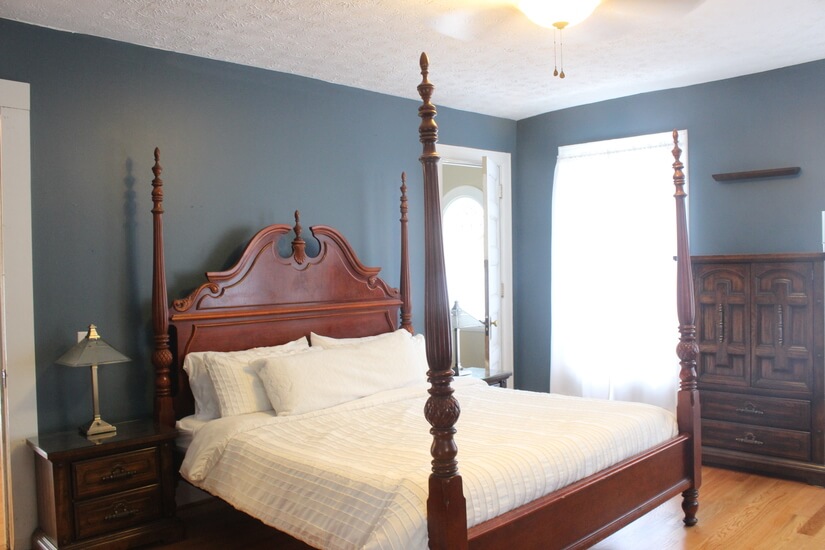 Master Bedroom (King Matress)