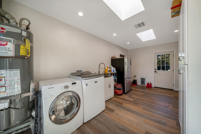 Laundry, utility sink, 2nd fridge
