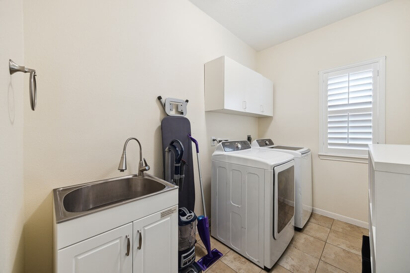Washer/drying, iron/ironing board