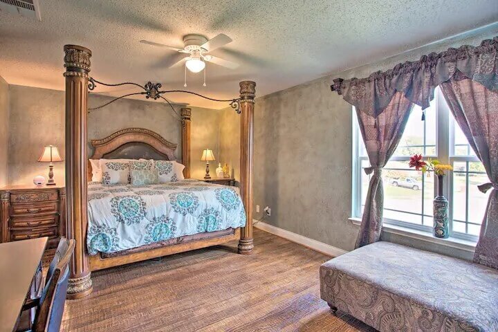 Elegant Home with Pool Gym 04mi to Lake