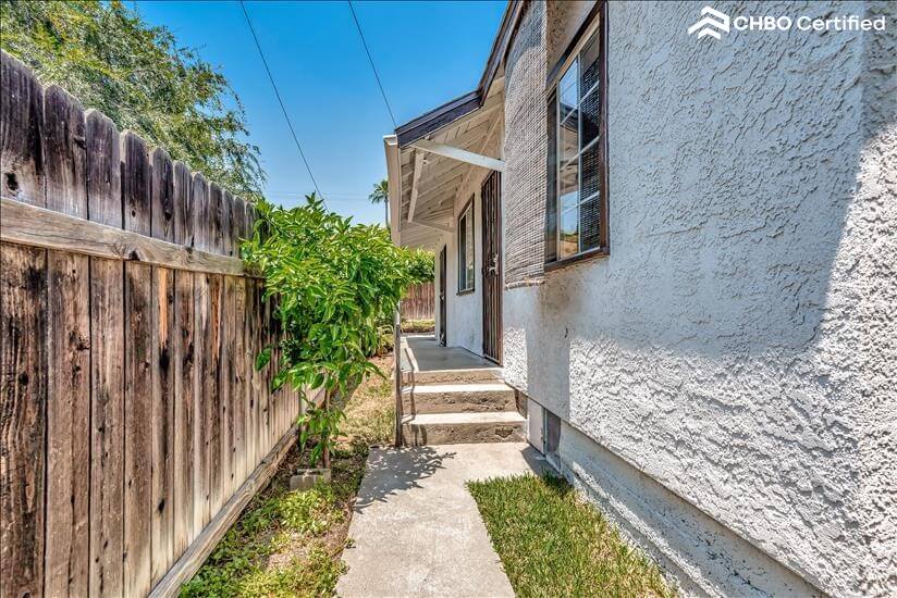 Modern Cozy house - Relaxing Backyard