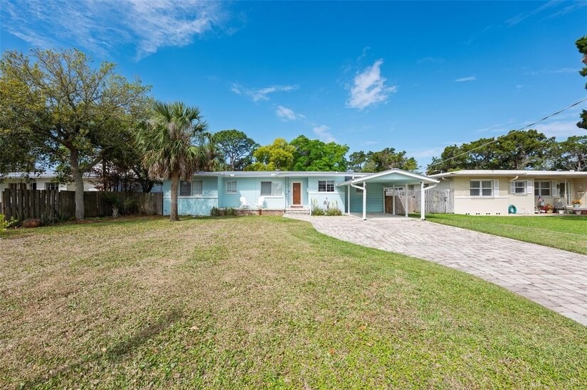 1 mile from historic down town St Augustine and the beach!