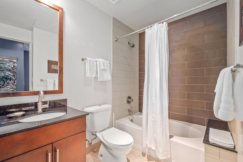 39th Floor Spire 1 bedroom with Sky Club