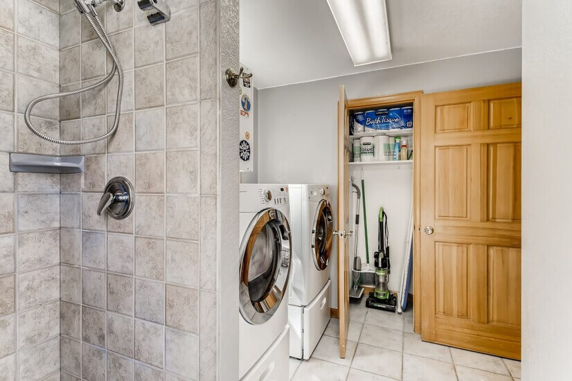 laundry room with mudroom shower