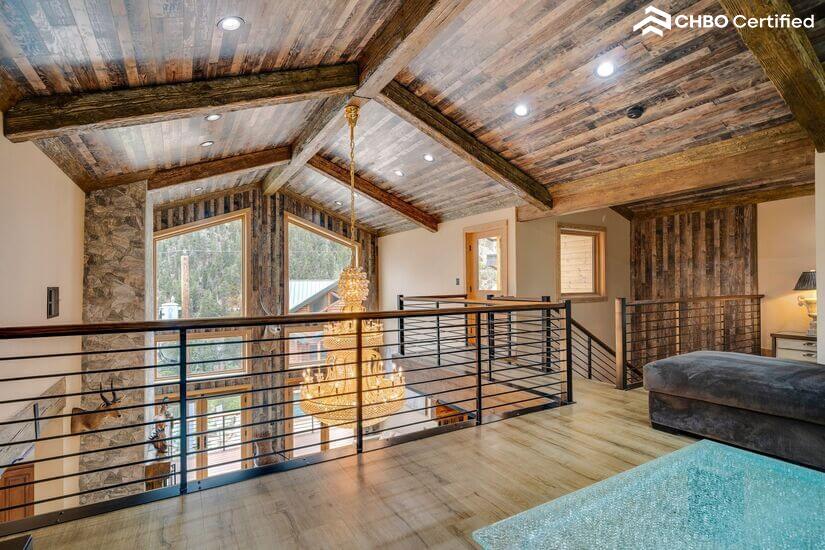 Spacious Cabin with Mountain View