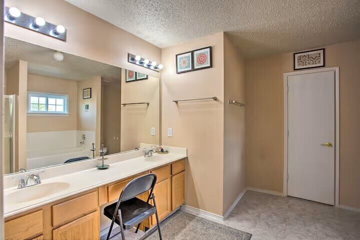 Elegant Home with Pool Gym 04mi to Lake