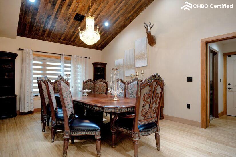 Spacious Cabin with Mountain View