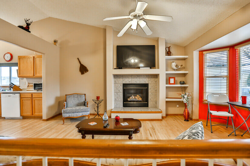 Living room with Fireplace