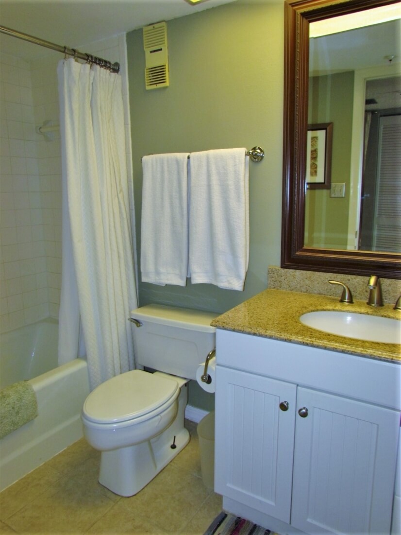 Full Bathroom With Tub/Shower Combo