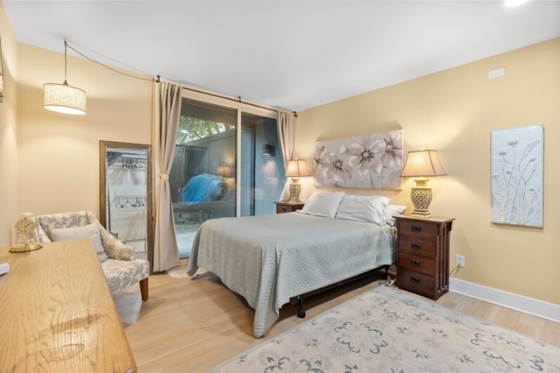 Charming Lake Oswego Condo on the Lake