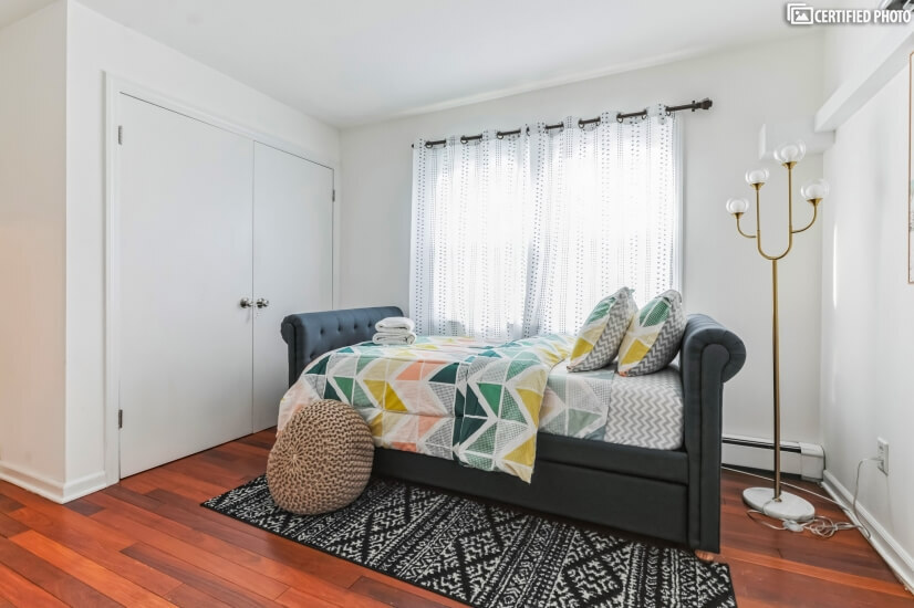 Bedroom w/Twin XL Bed - short term housing in Greenwich CT