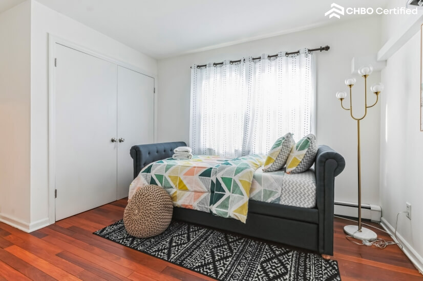 Bedroom w/Twin XL Bed - short term housing in Greenwich CT