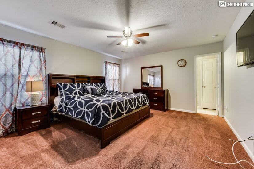 Master bedroom with King Size Bed