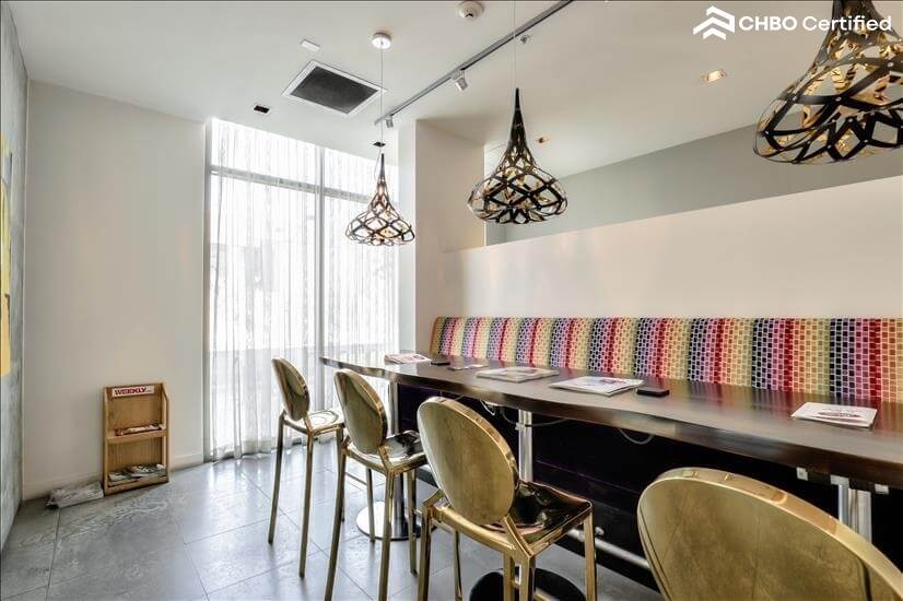 Beautifully Appointed 1 Bdm Condo 9th fl