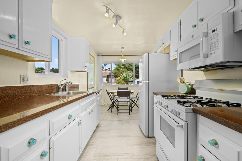 Single Story Cute Home Minutes to Beach