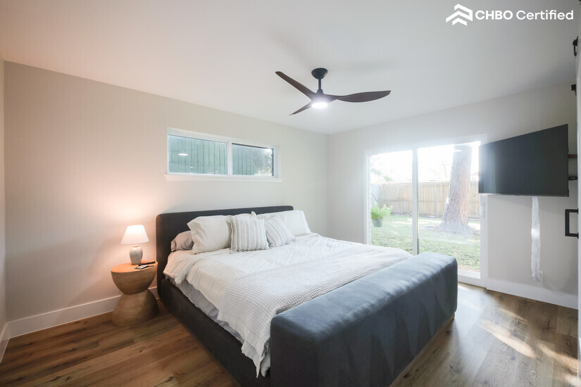 Spacious, comfortable king bed, smart TV, blackout shades