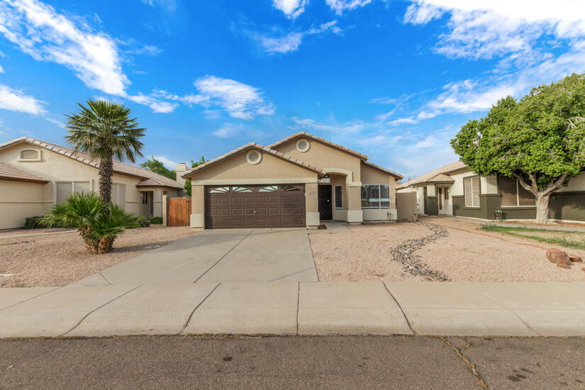 Front of single level home in Gilbert Arizona