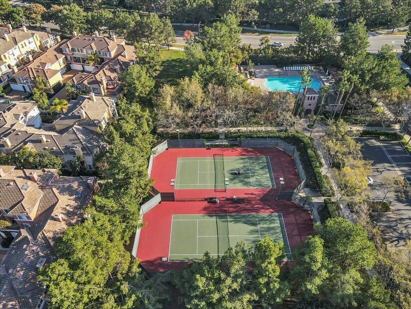 Communty amenities - tennis courts and pools