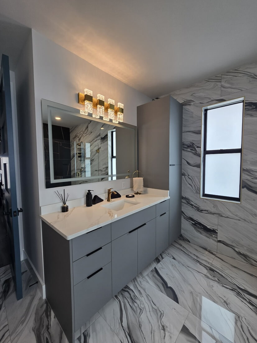 Master Bathroom (hers)