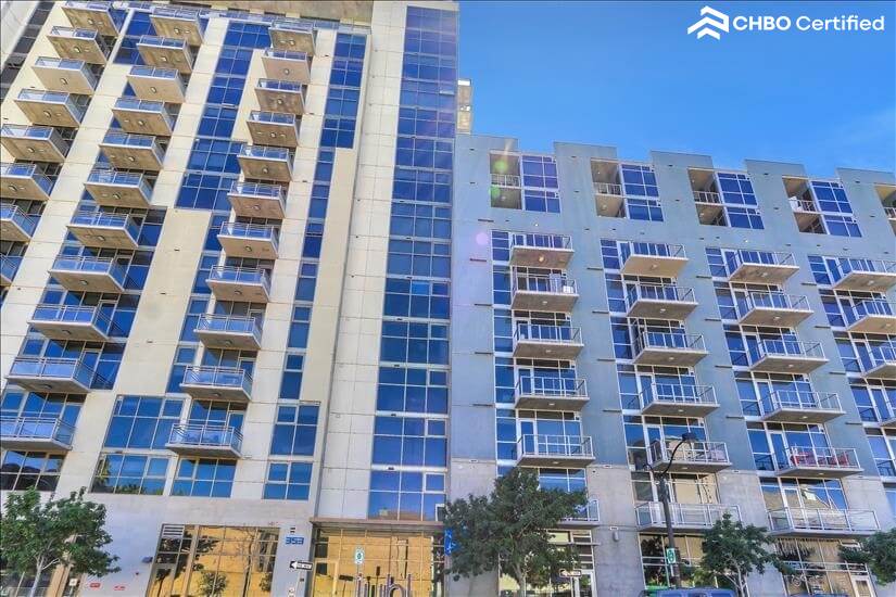 Beautifully Appointed 1 Bdm Condo 9th fl
