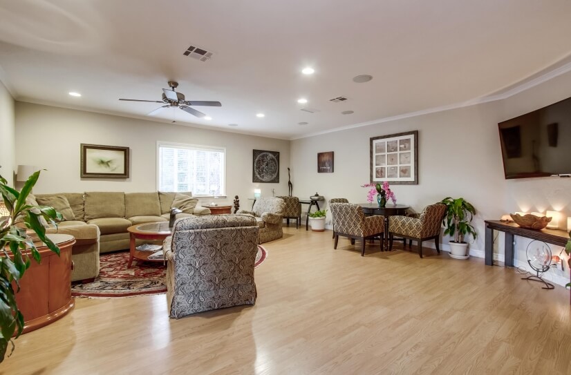Living room complete with Hi-Def curved TV, g