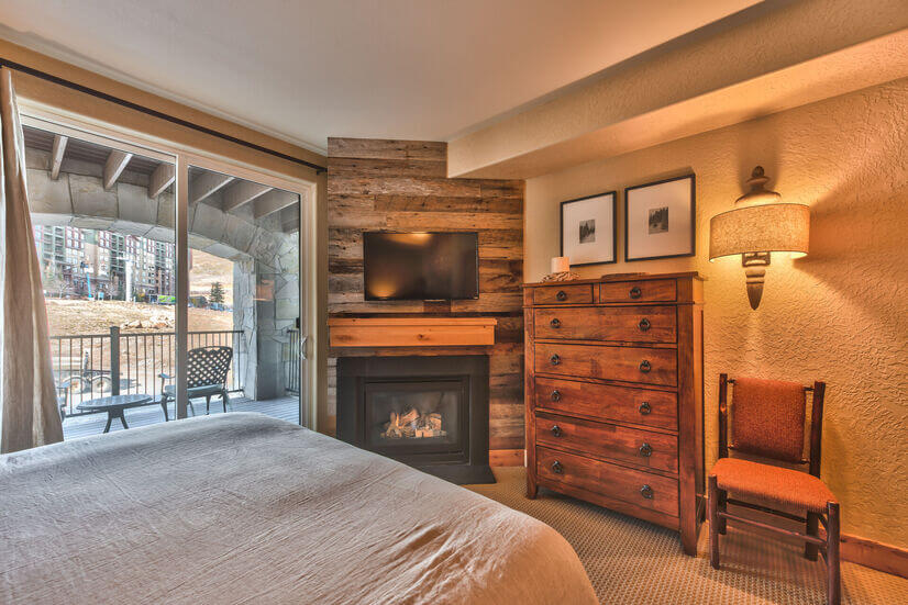King size bed, fireplace, flat screen TV for cozy ambiance.