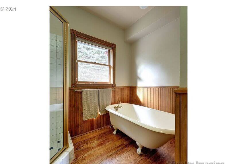 Bathroom downstairs with tub