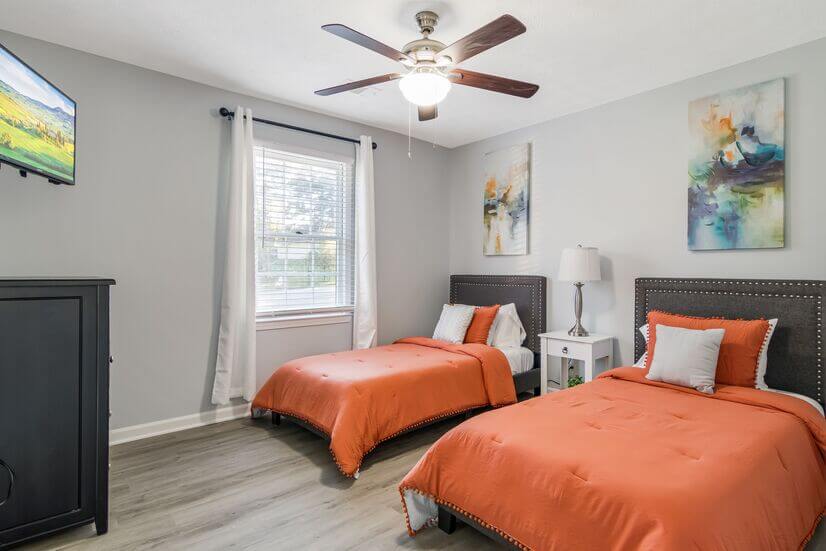 Second Bedroom w/ Twin Beds