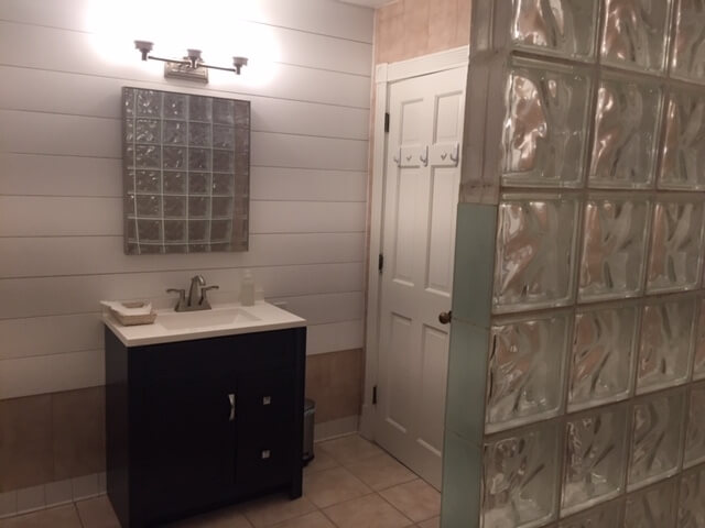 Guest bathroom w/shower